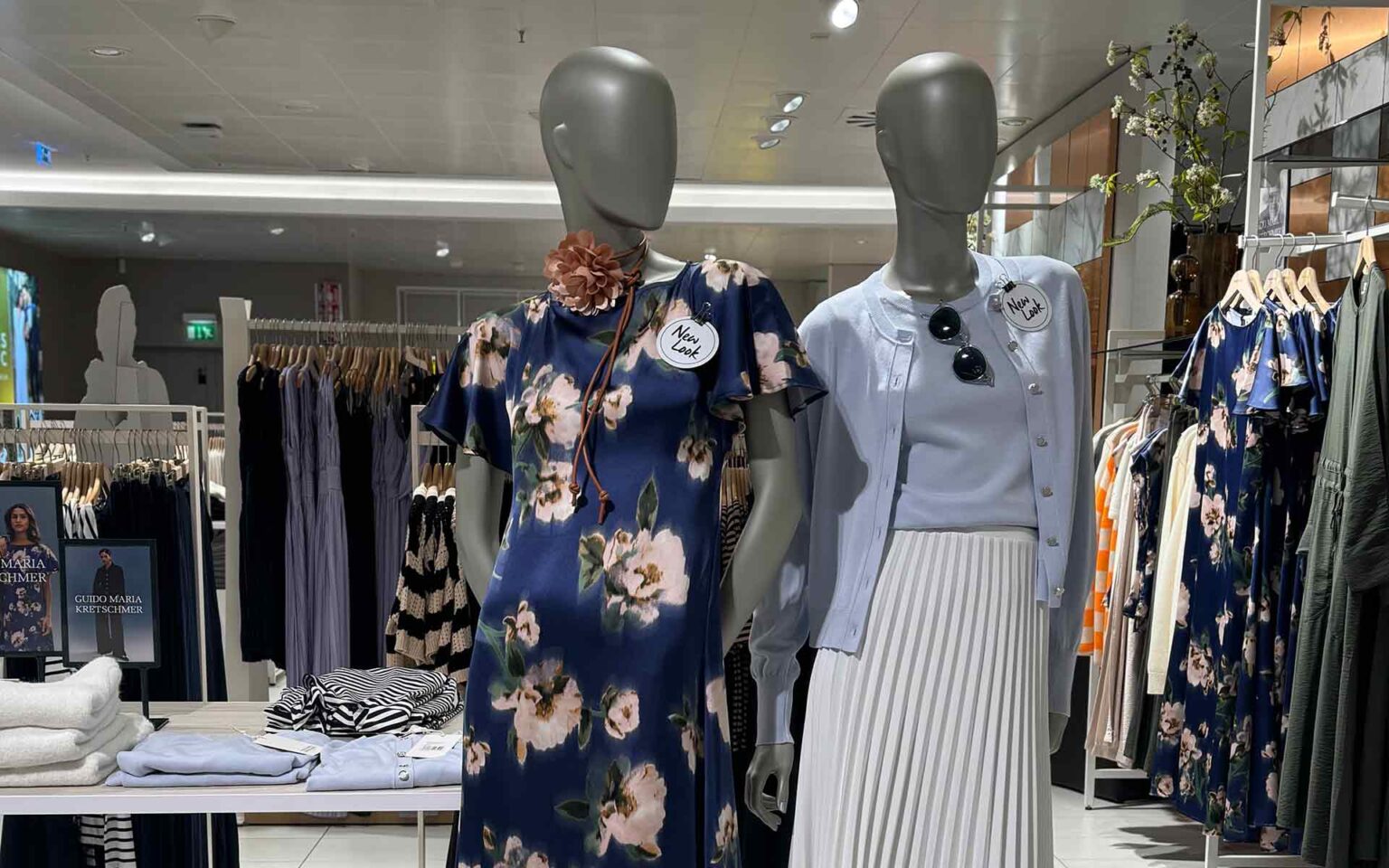 Zwei Figuren in blauen Looks