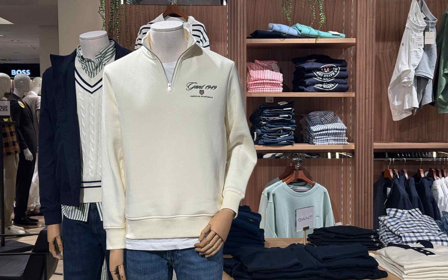 Zwei Figuren mit Gant Outfits