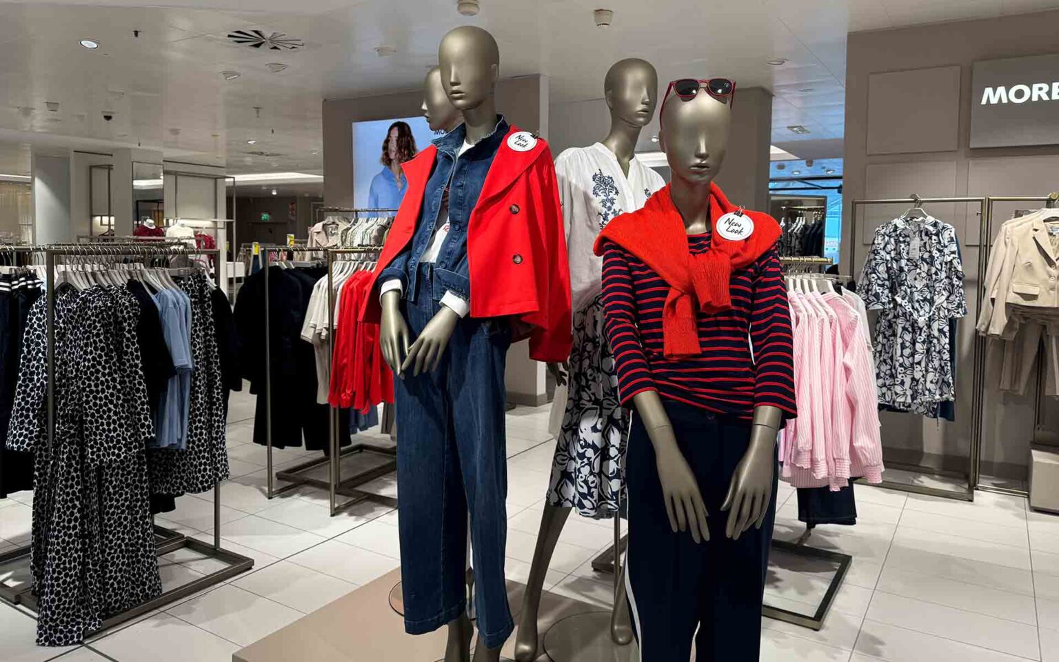 4 Figuren in roten und blauen Looks von more & more