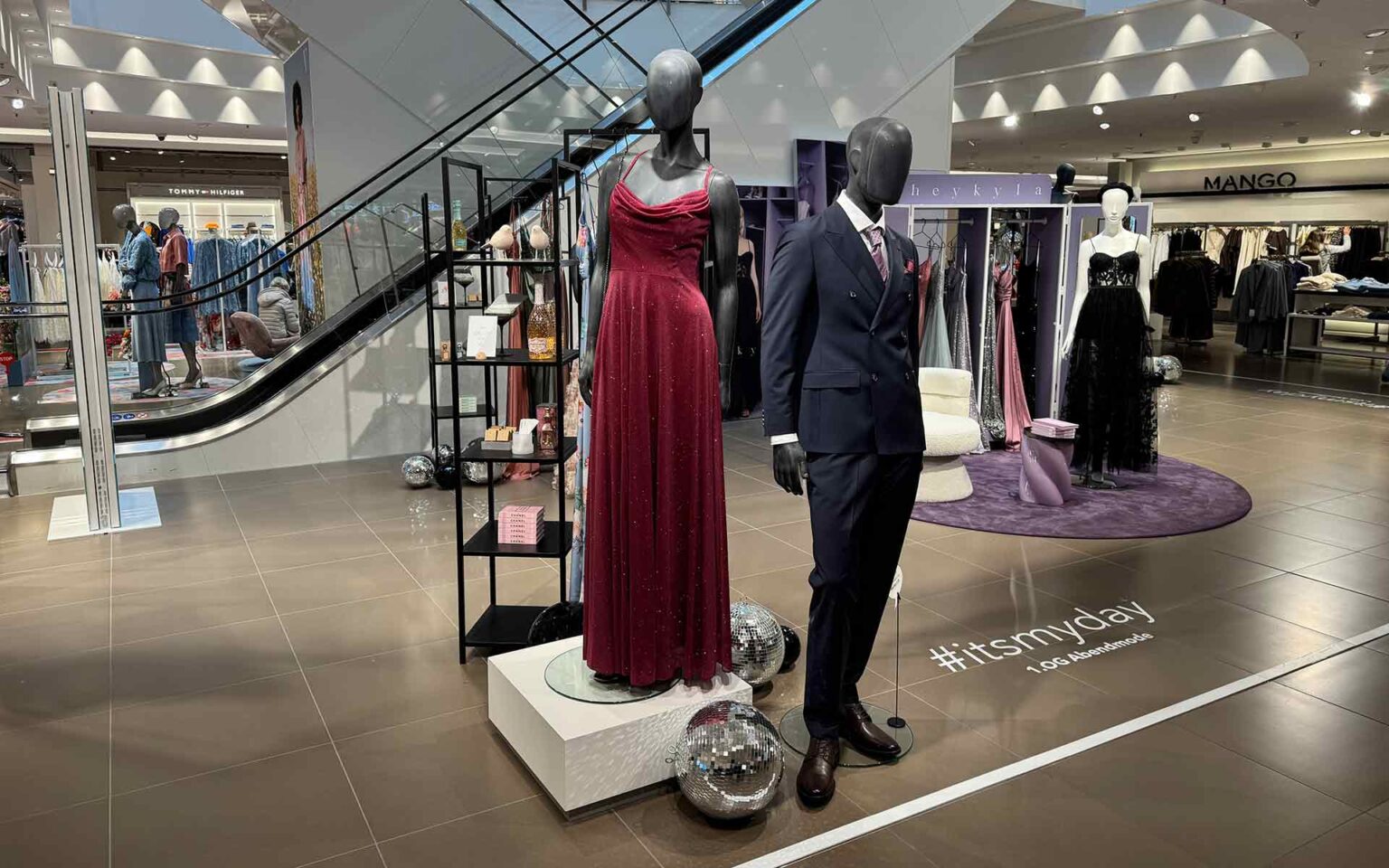 Weibliche Figur im Abendkleid und männliche Figur im Anzug