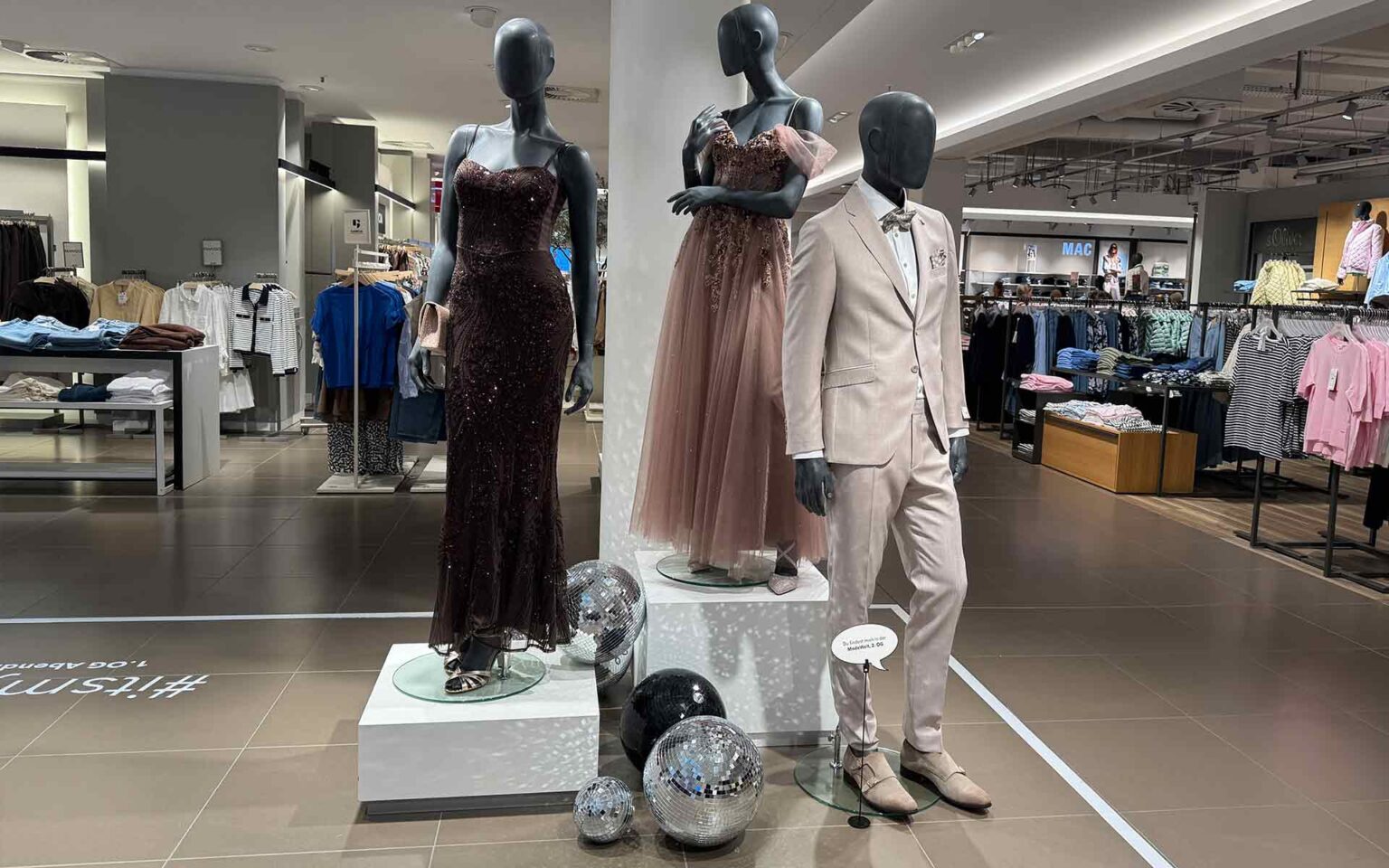 Drei Figuren mit Abendmode