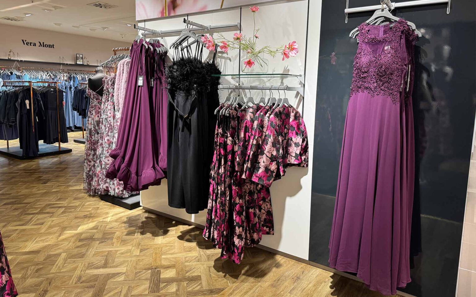 Kleider in schwarz und dunkelrot