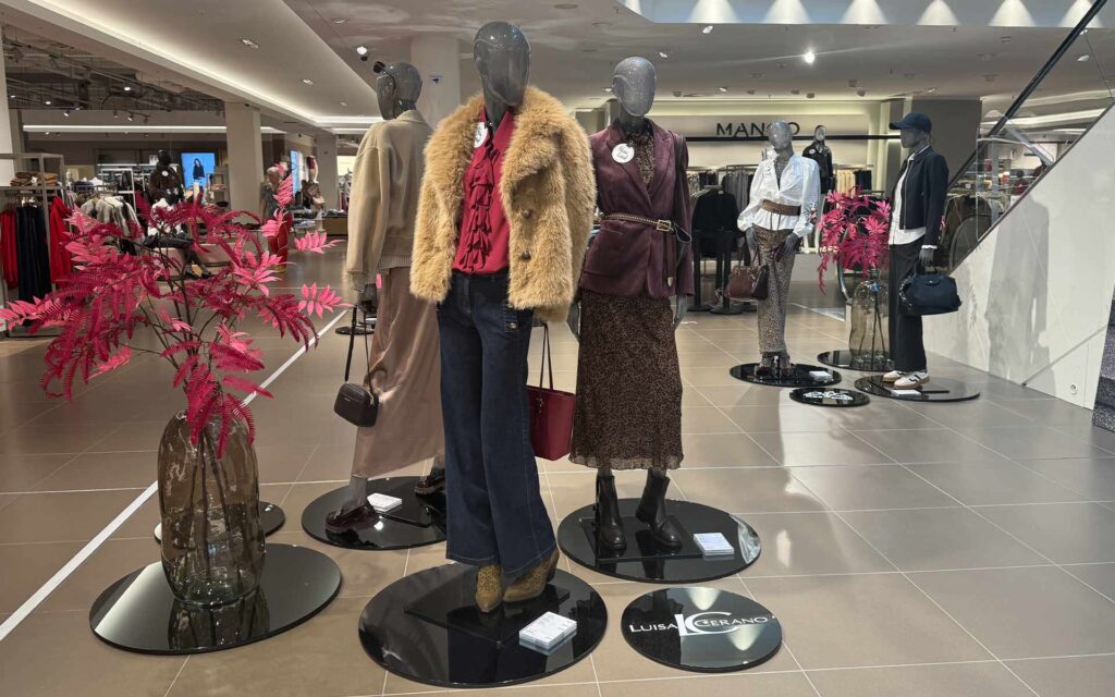 Bereich im Erdgeschoss der ModeWelt mit einigen Figuren in Herbstlooks