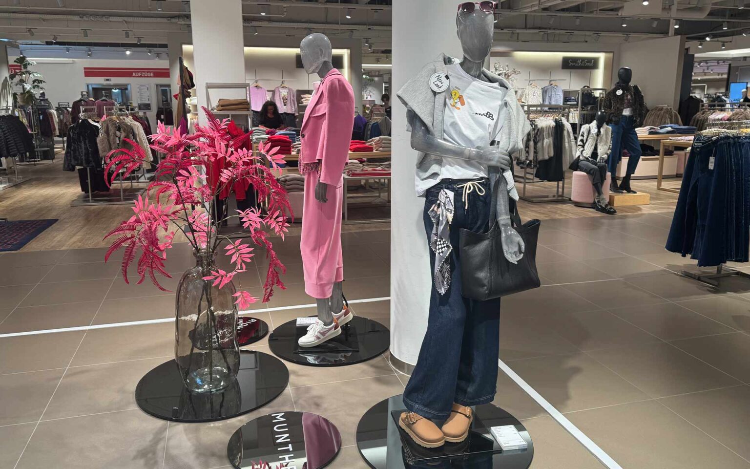 Zwei Herbstoutfits an Figuren