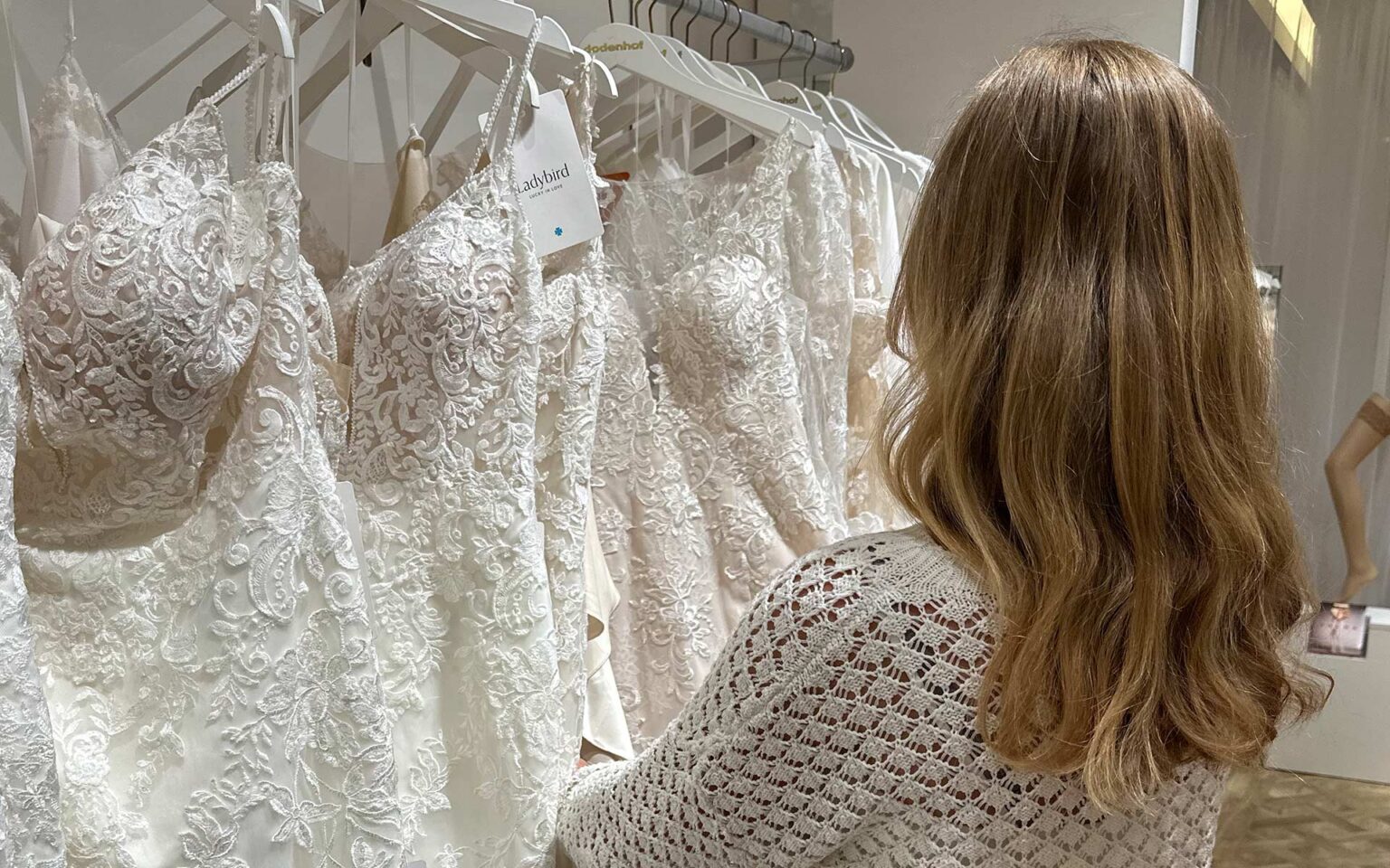 Stöbern in den Brautkleidern