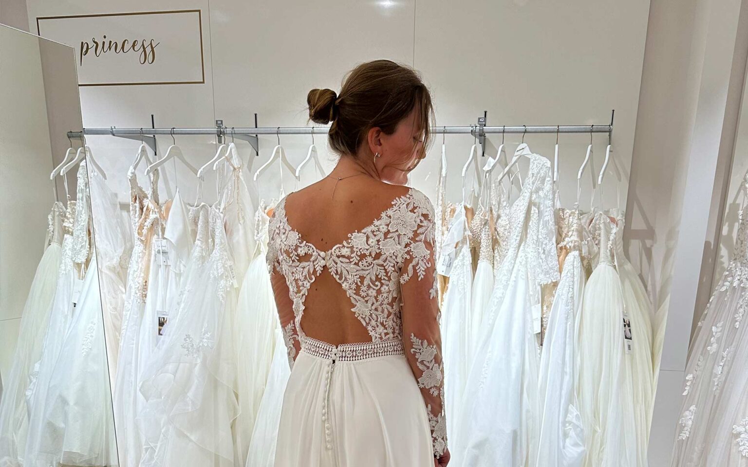 Brautkleid mit halb-offenem Rücken