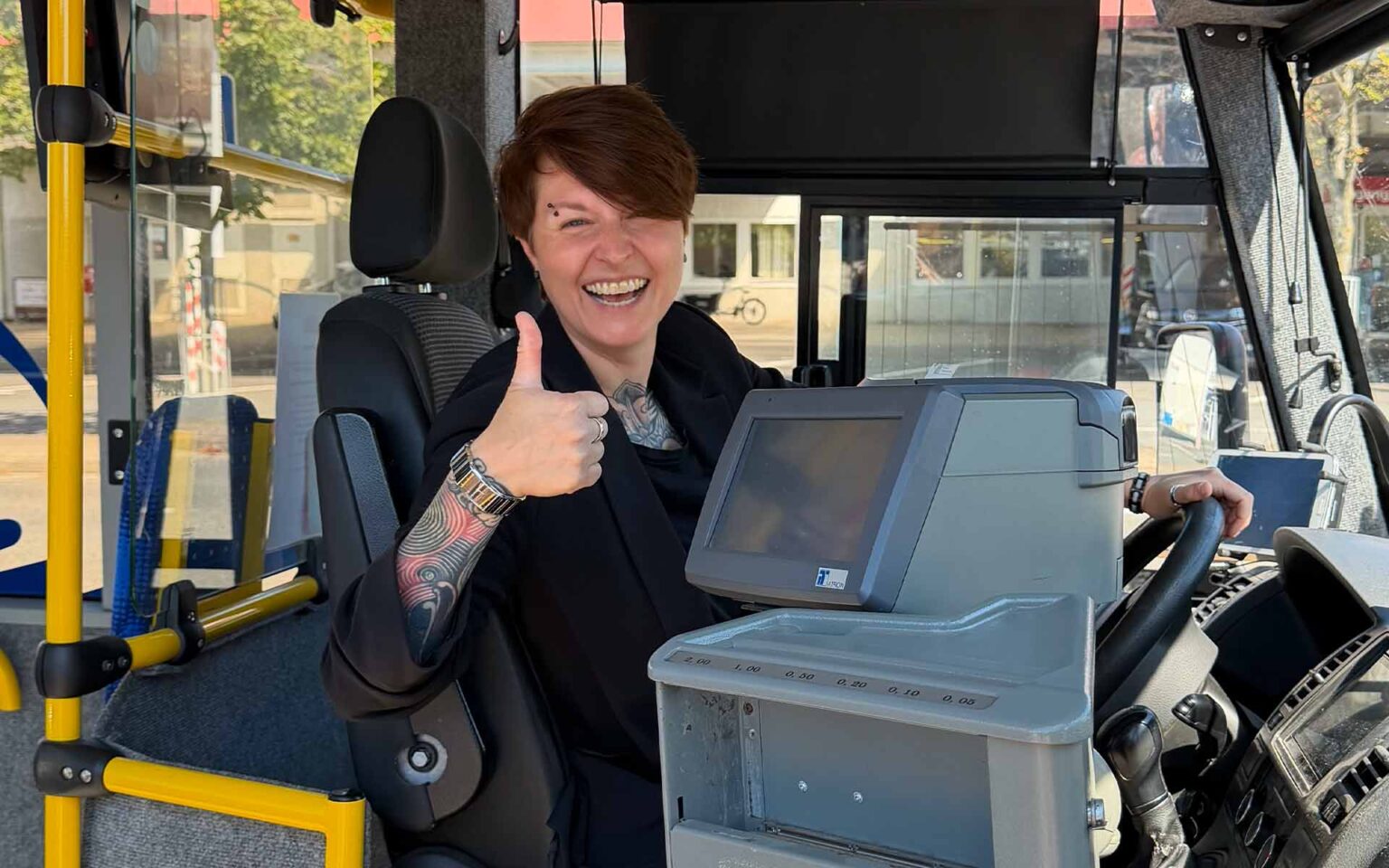 Busfahrerin zeigt Daumen nach oben