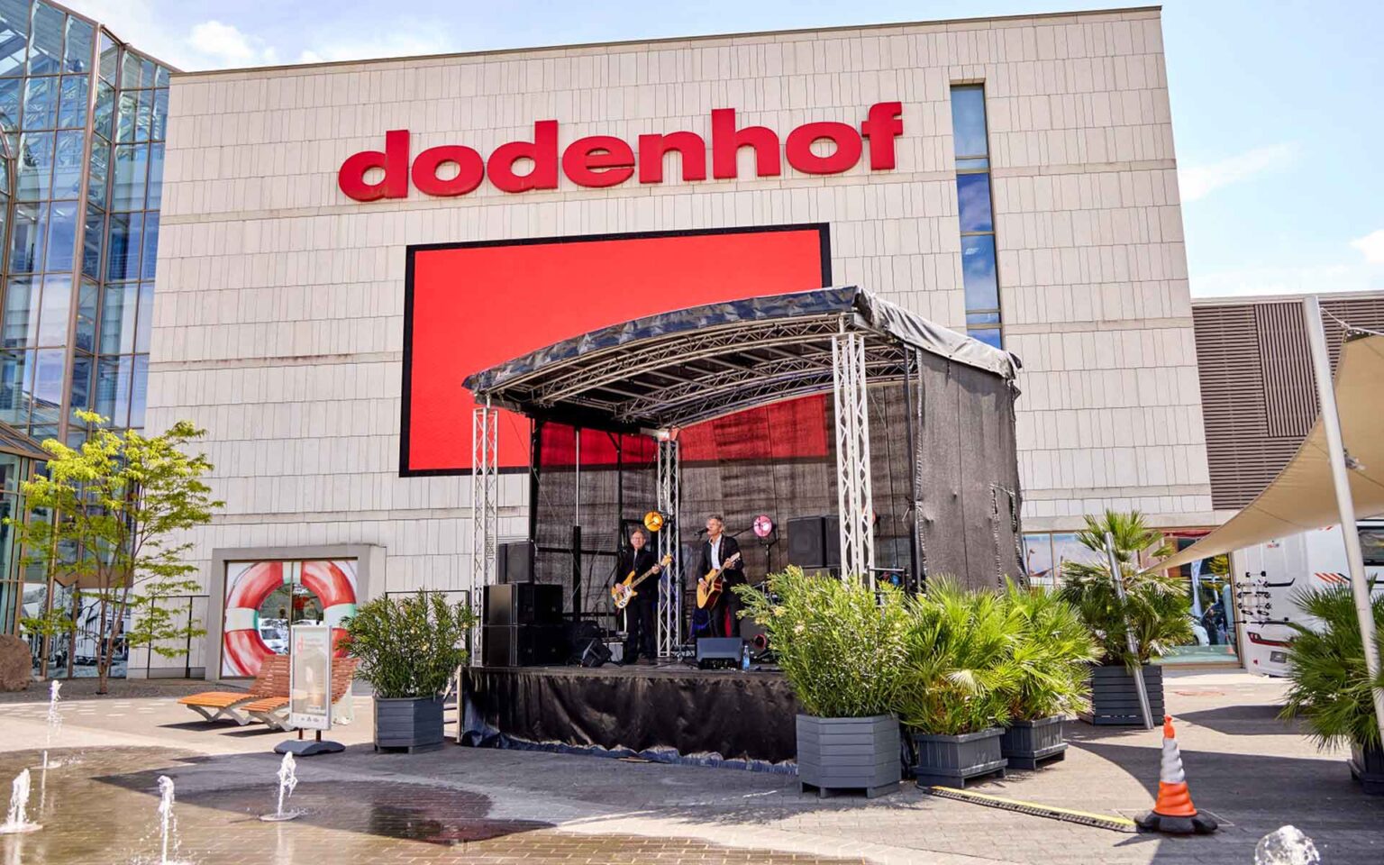 Bühne mit Band vor der ModeWelt