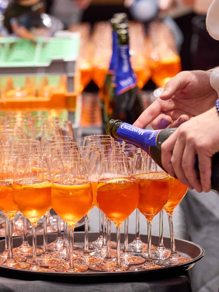 Aperol wird ausgeschenkt