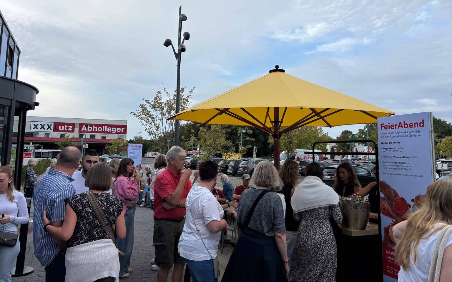 Viele Menschen vor der ROOTS Foodhall