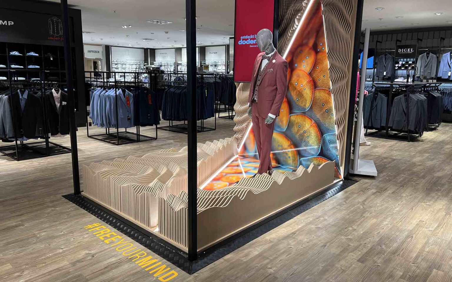 Brauner Herrenanzug im visuellen Marketing-Konzept