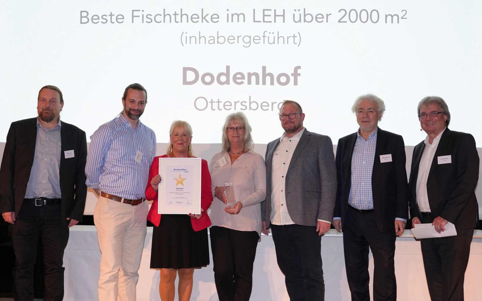 Beteiligte präsentieren die Auszeichnung “Fischtheke des Jahres”