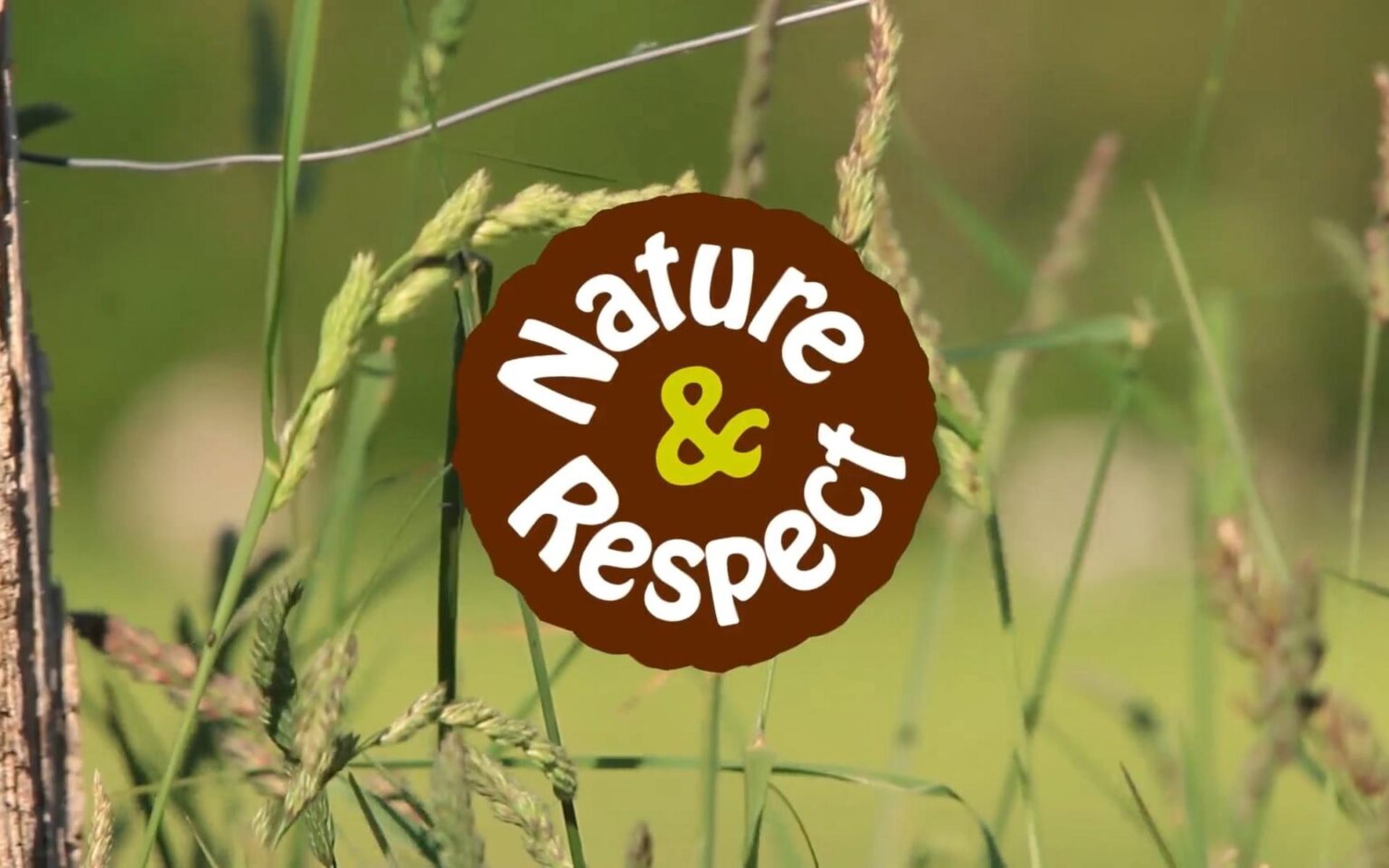Nature & Respect Logo mit Wiesenhintergrund