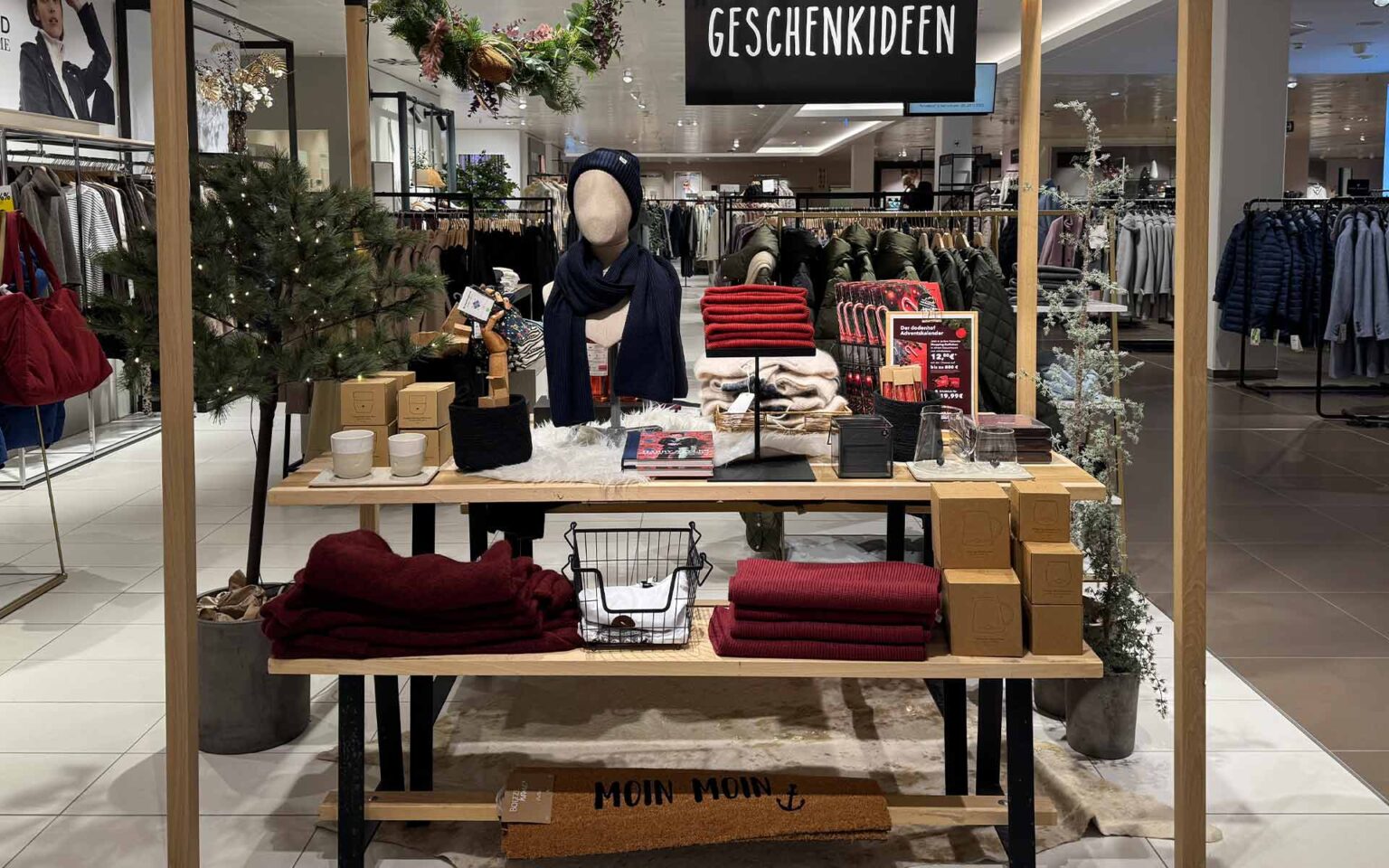 Geschenketisch in der Damenabteilung