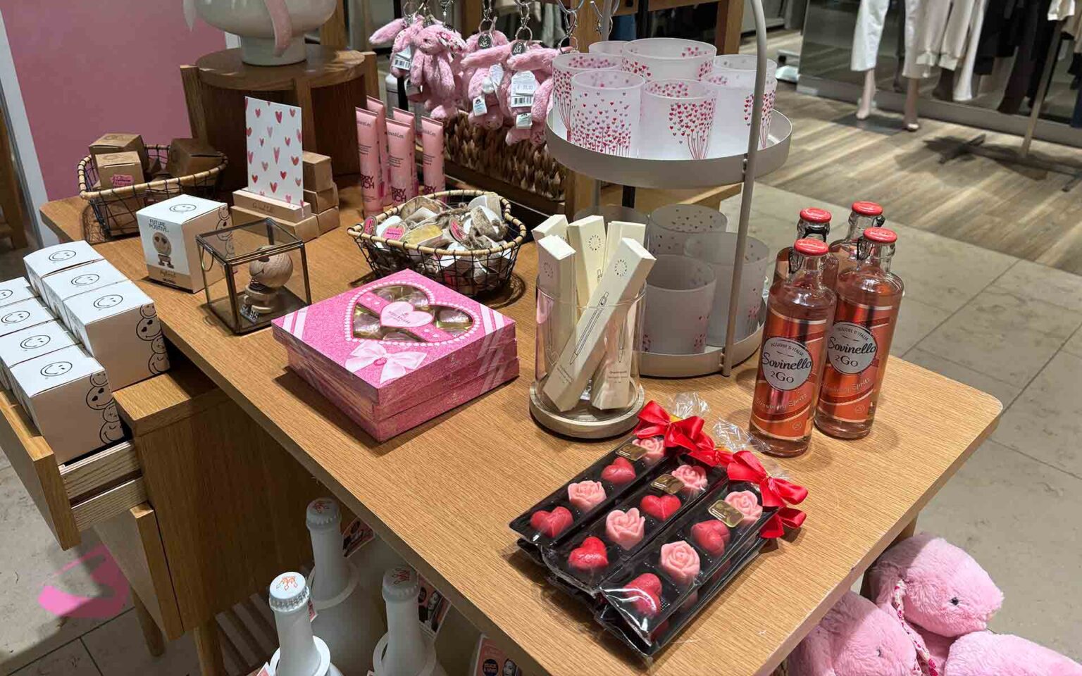 Geschenketisch mit Pralinen und mehr