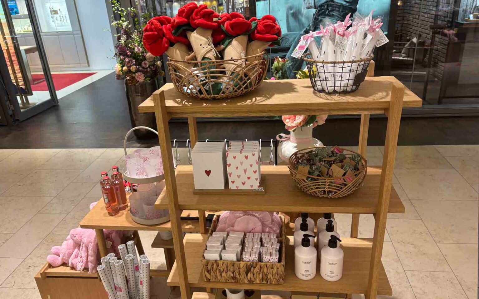 Tisch voller Geschenkideen