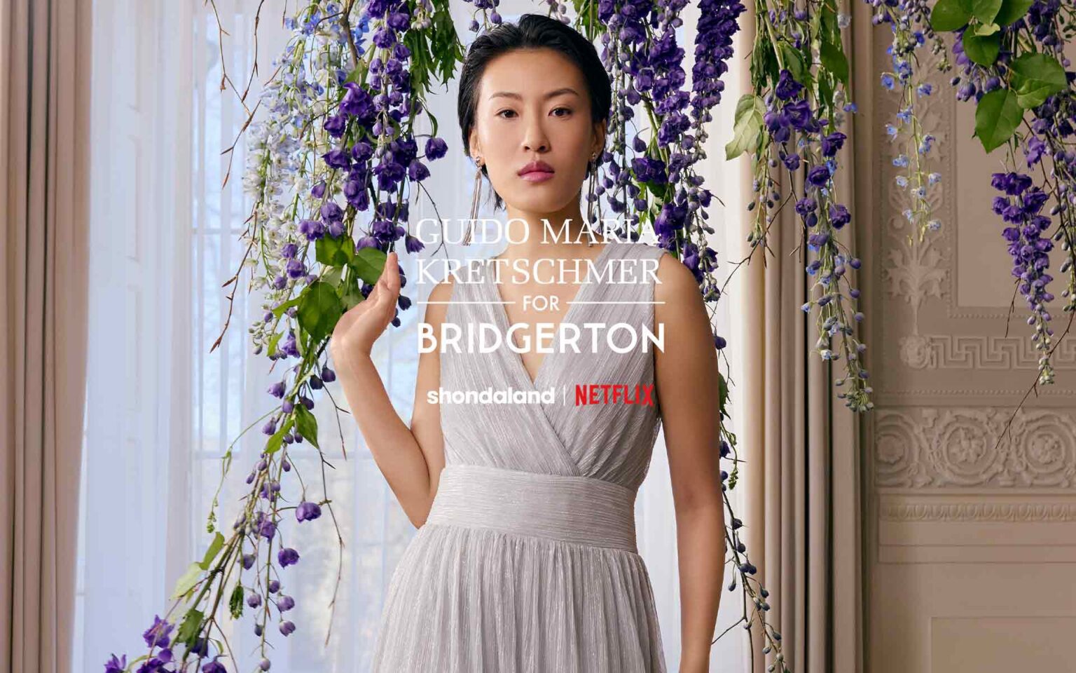 Frau in silbernem Kleid