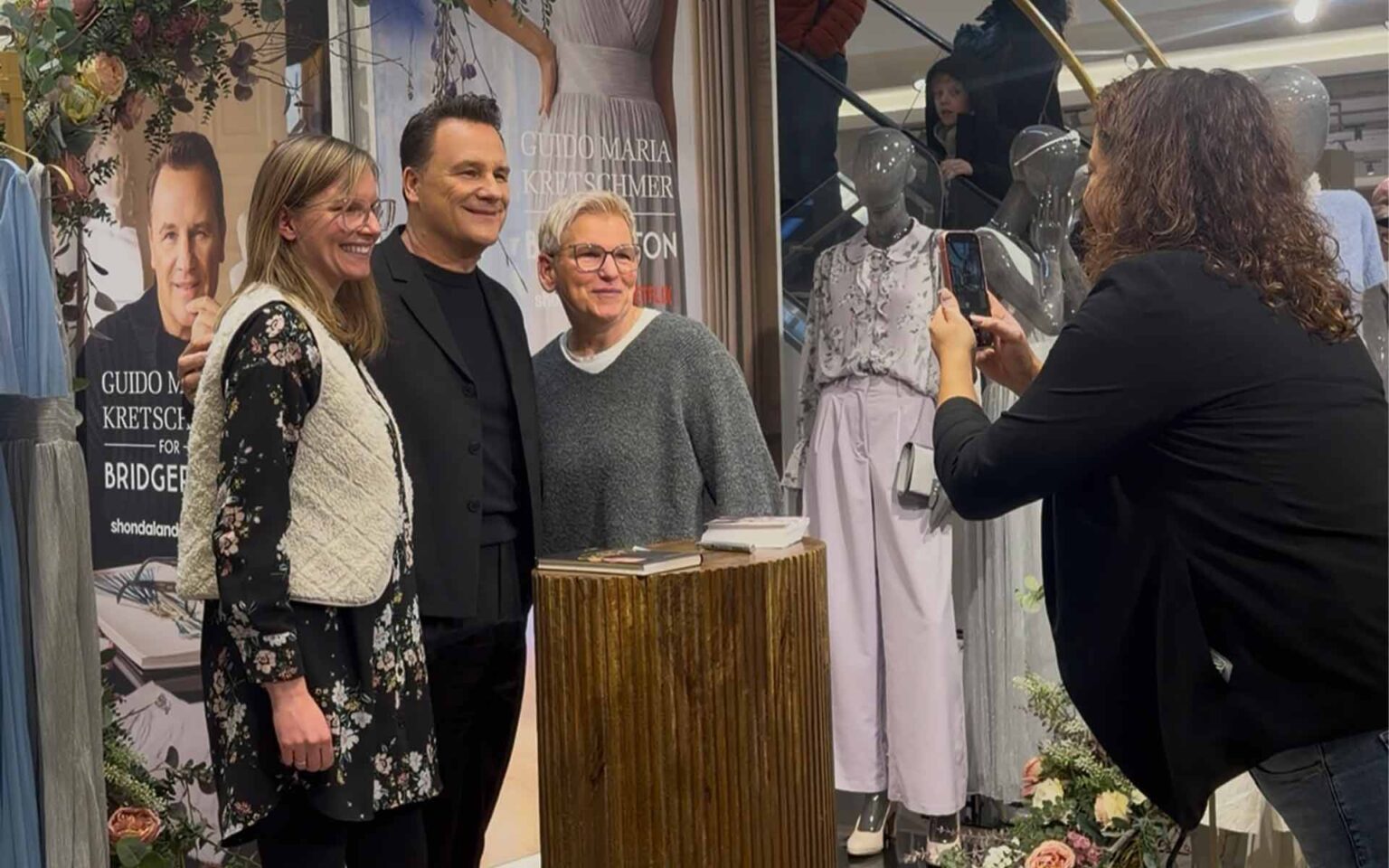 Guido Maria Kretschmer posiert mit zwei Fans