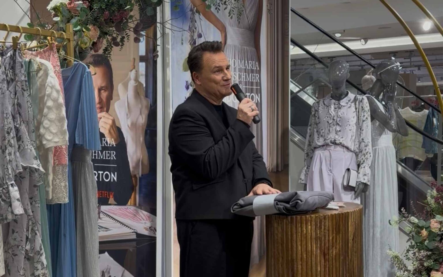 Guido Maria Kretschmer mit Mikrofon