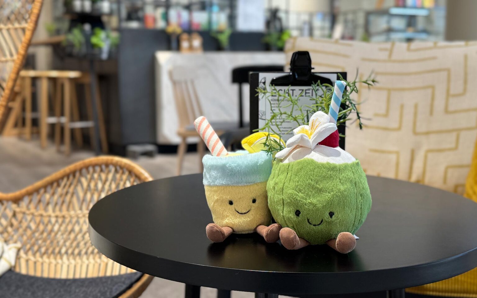 Zwei Jellycats aus der Sommerkollektion auf einem Tisch im Echt Zeit Café