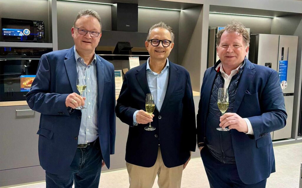 Klaus Pechmann, Ralph Dodenhof und Ralph Kobsik mit Sektgläsern