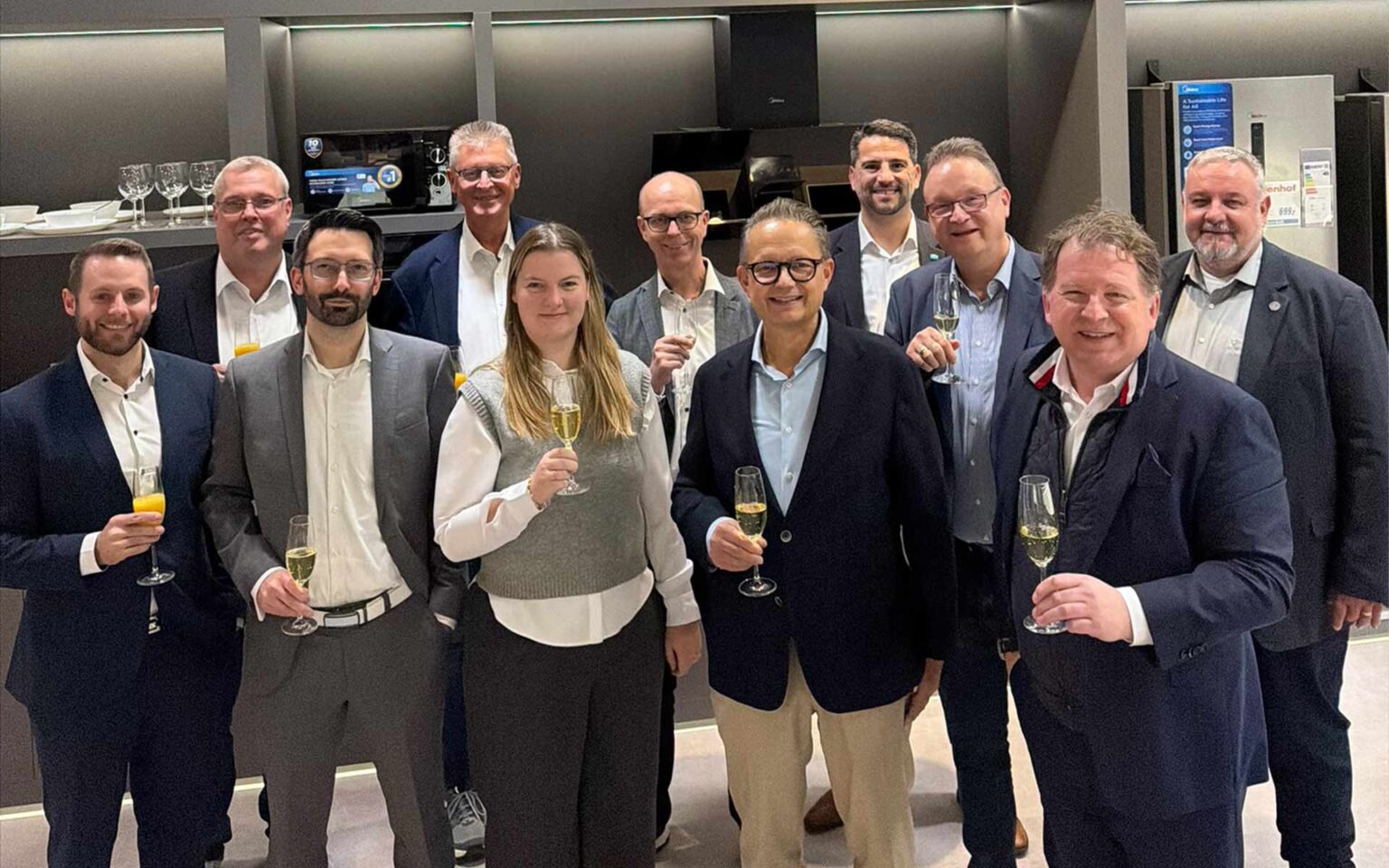 Mehrere Leute mit Sektgläsern