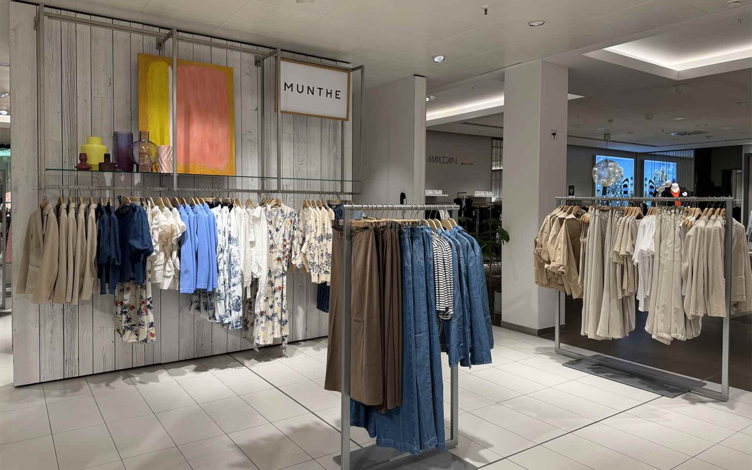 Kleidungsstücke in Erdfarben und Jeansstoff