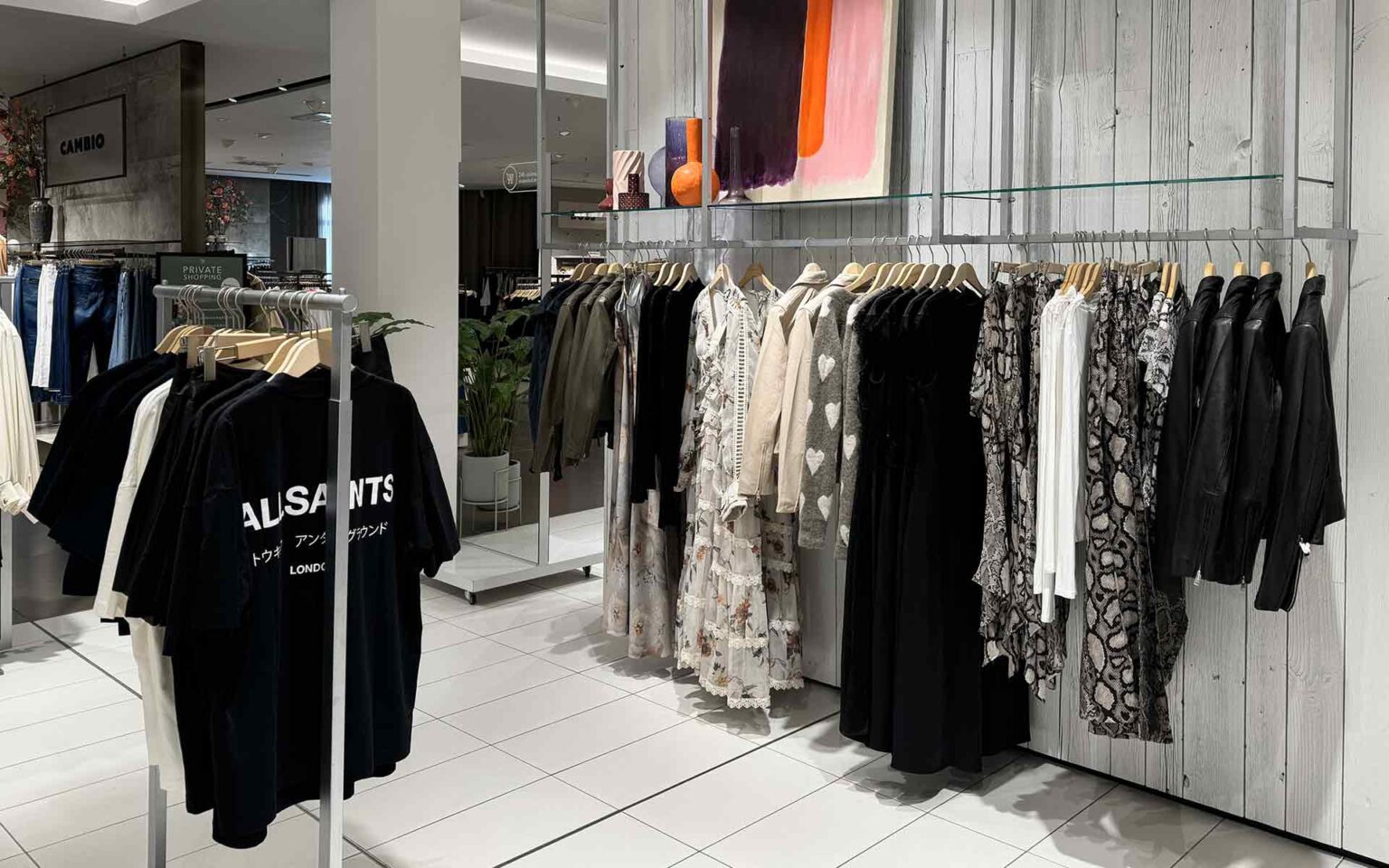 ALLSAINTS Kleidungsstücke in dunklen Tönen und mit Mustern
