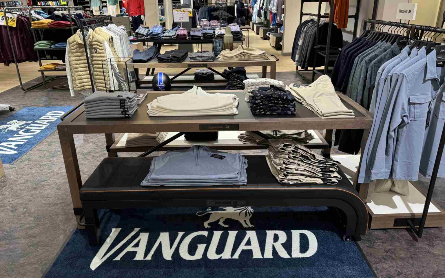 Vanguard Tisch mit beiger und blauer Kleidung