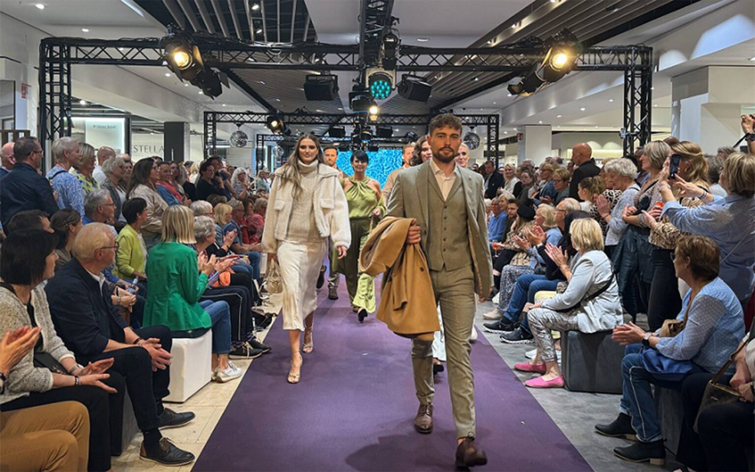 Die Models auf dem lilanden Laufsteg