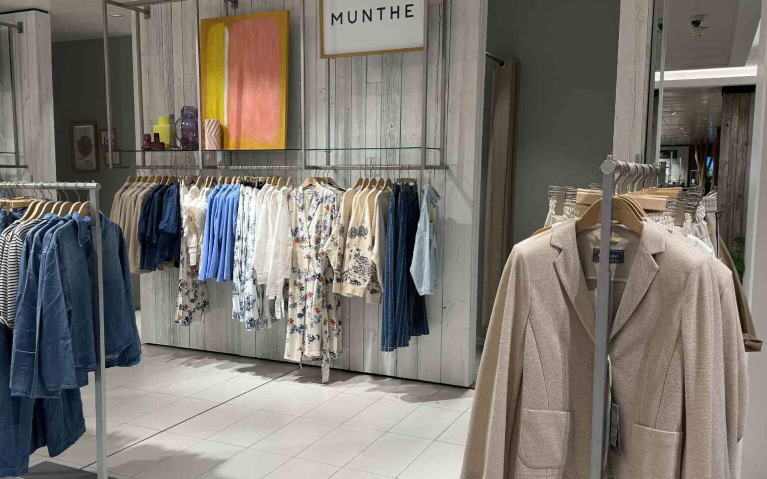 Kleidungsstücke von Munthe in verschiedenen Farben