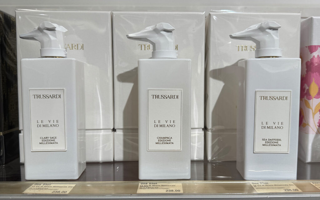 Drei Trussardi Parfüm Flaschen in weiß