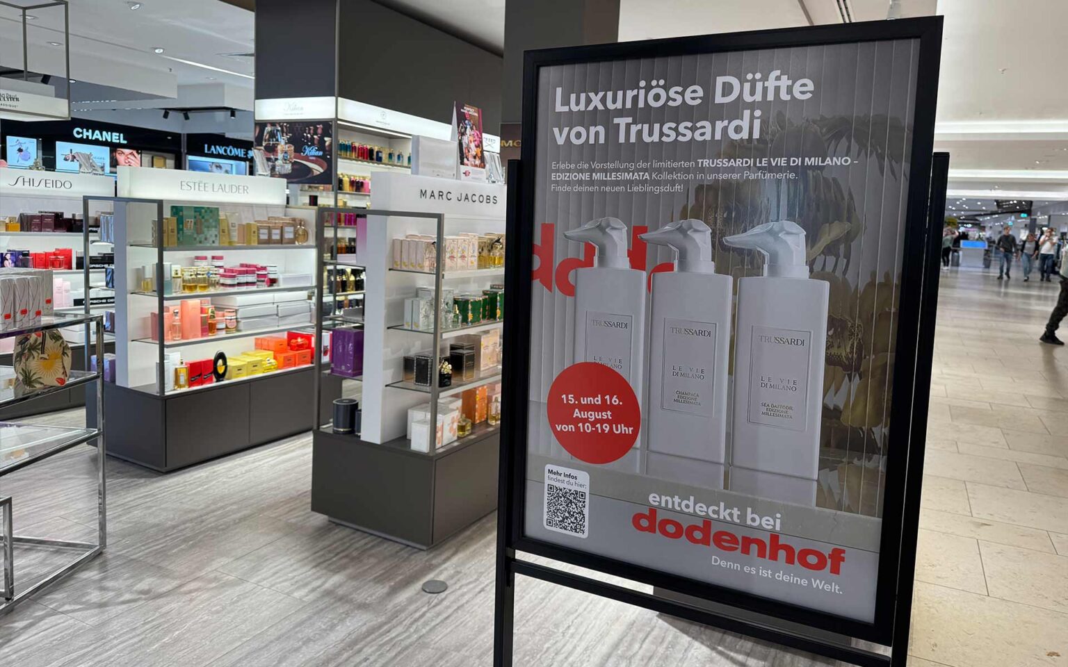 Aufsteller in der Parfümerie mit Hinweis zum Event