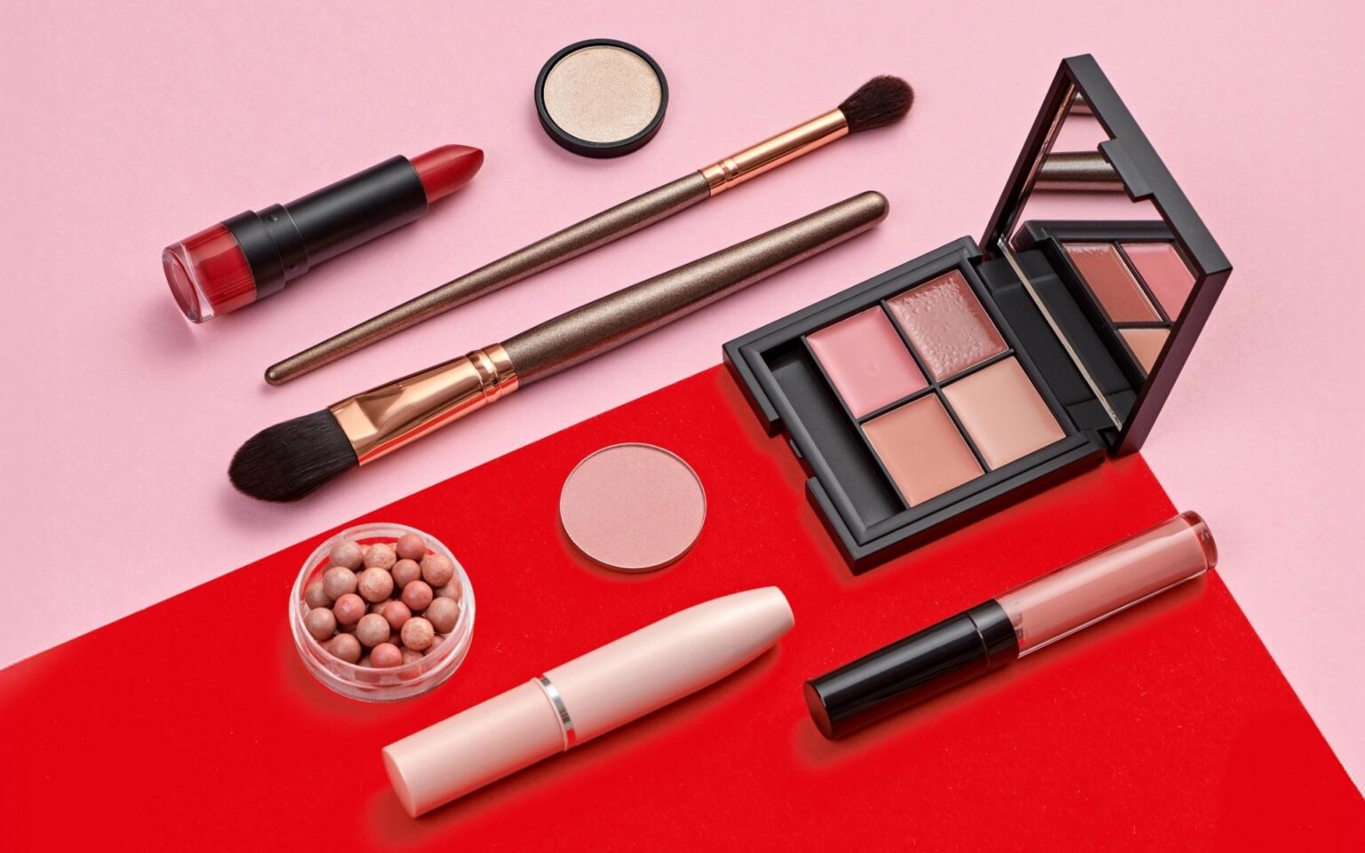 Verschiedene Make-up Produkte auf rosandem Hintergrund