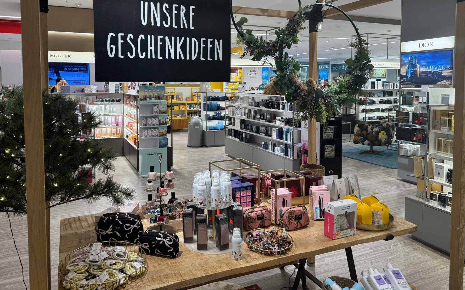 Geschenkideentisch in der Parfümerie
