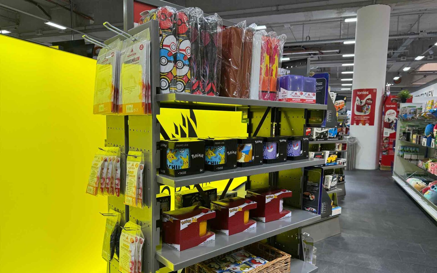 Aufsteller mit Pokémon Merchandise