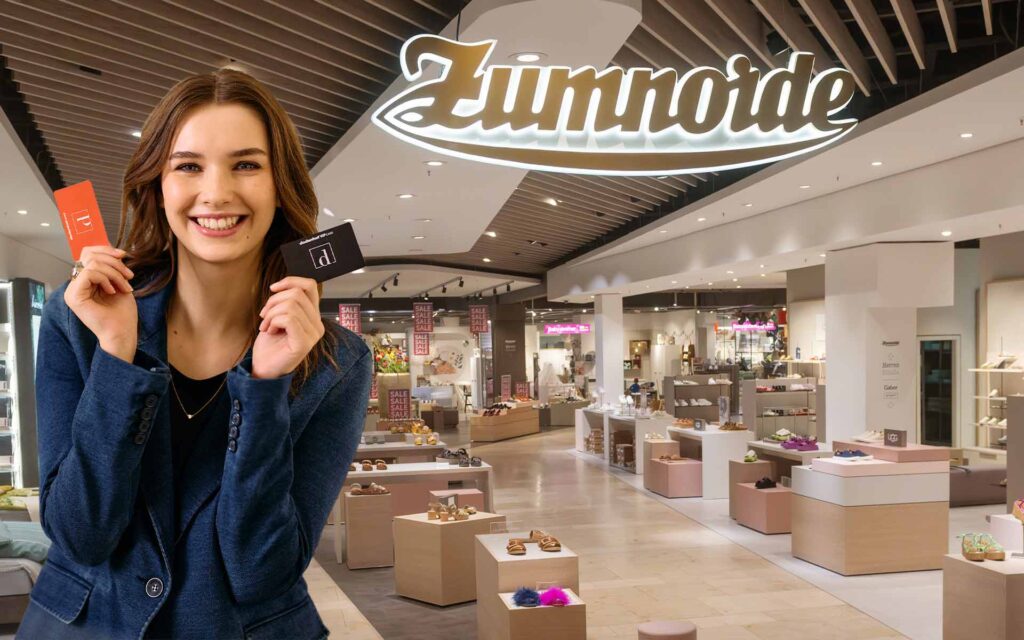Frau mit dodenhof Card in der Hand vor dem Zumnorde