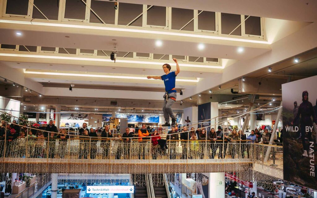 Friedi Kühne auf einer Slackline