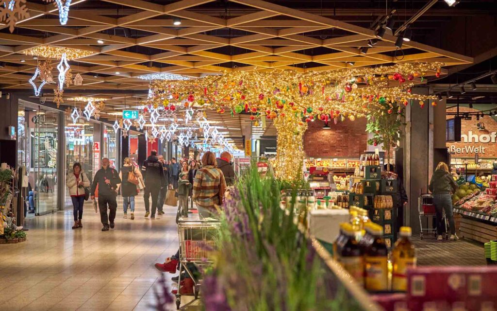 Menschen vor der weihnachtlich geschmückten GenießerWelt