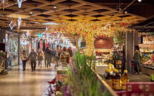 Menschen vor der weihnachtlich geschmückten GenießerWelt