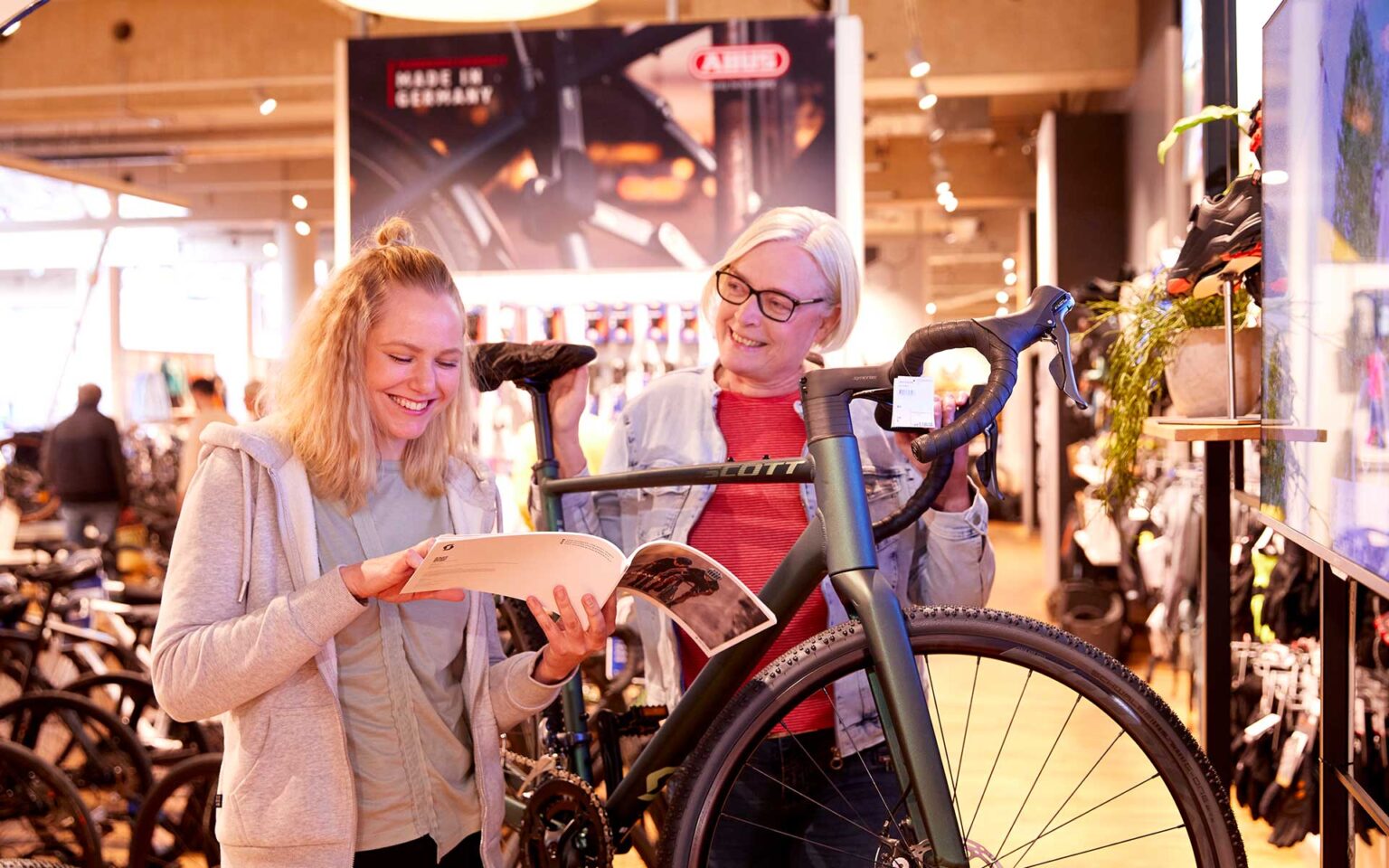 E-Bike mit zwei Personen, die sich unterhalten