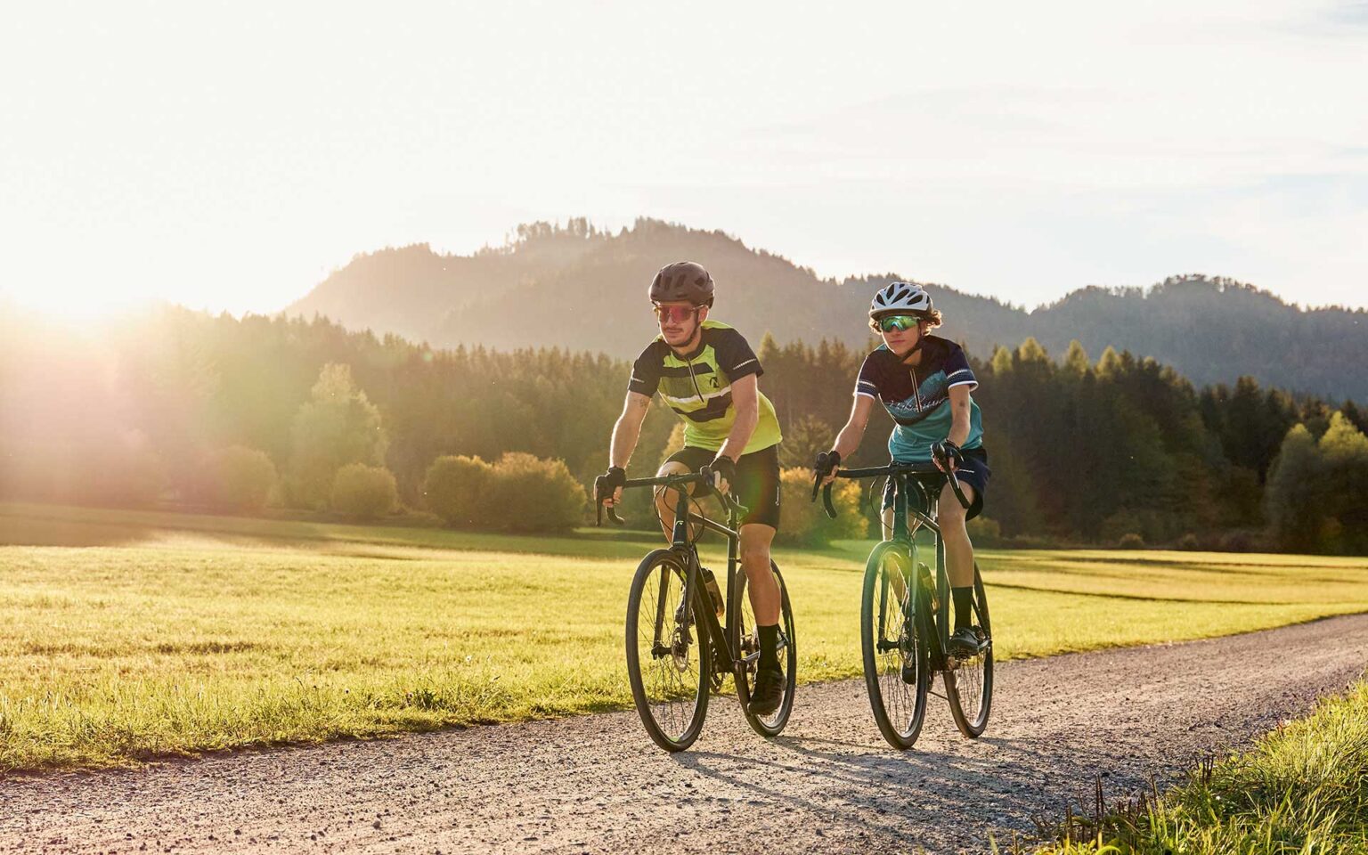 Zwei Personen auf E-Bikes