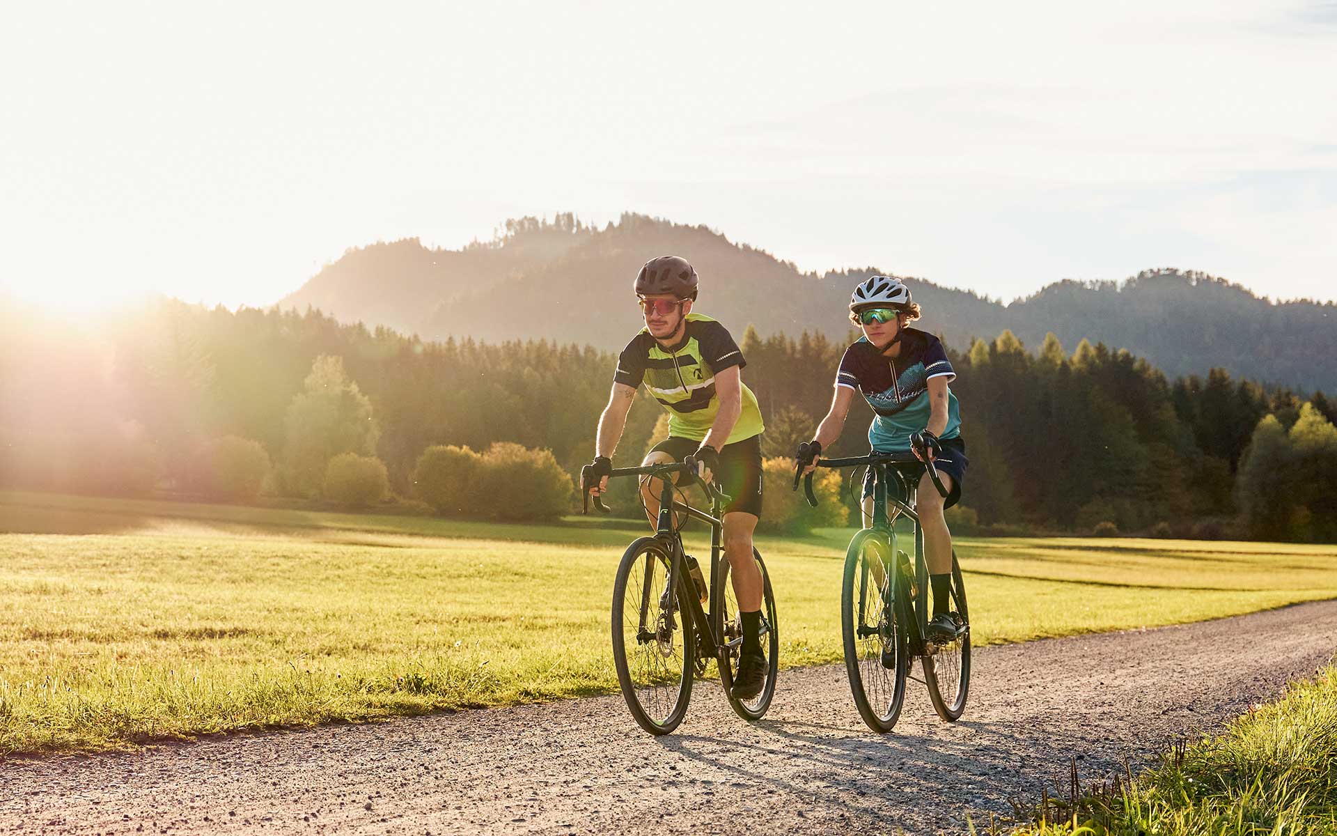 Zwei Personen auf E-Bikes