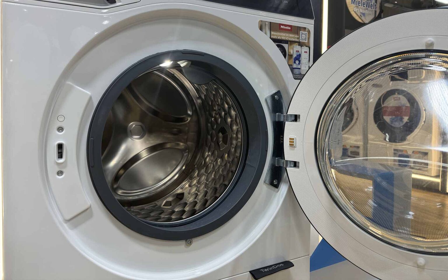 Die Öffnung und Innere einer Waschmaschine