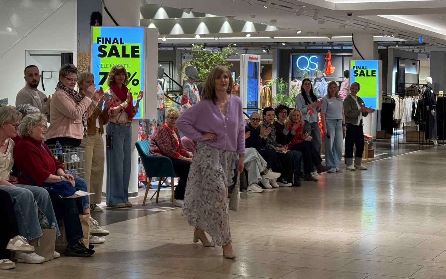 Frau auf dem Laufsteg