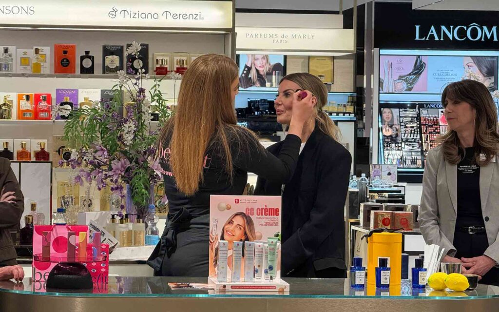 Mitarbeiter der Parfümerie hinter vorgestellten Produkten