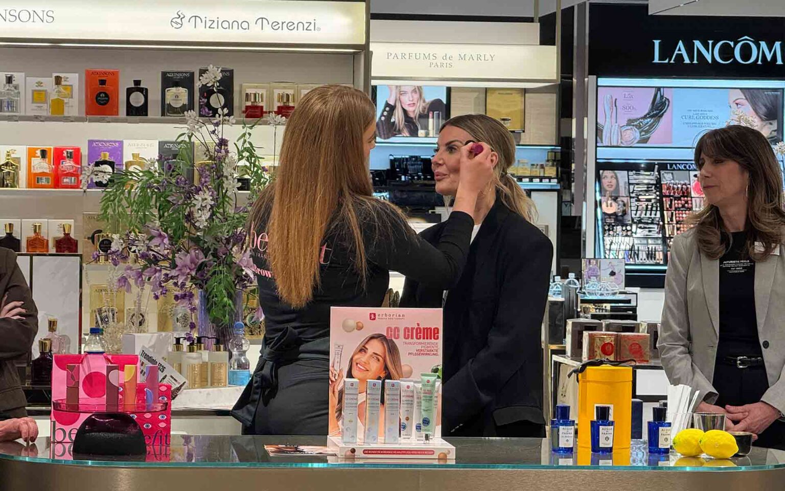 Mitarbeiter der Parfümerie hinter vorgestellten Produkten