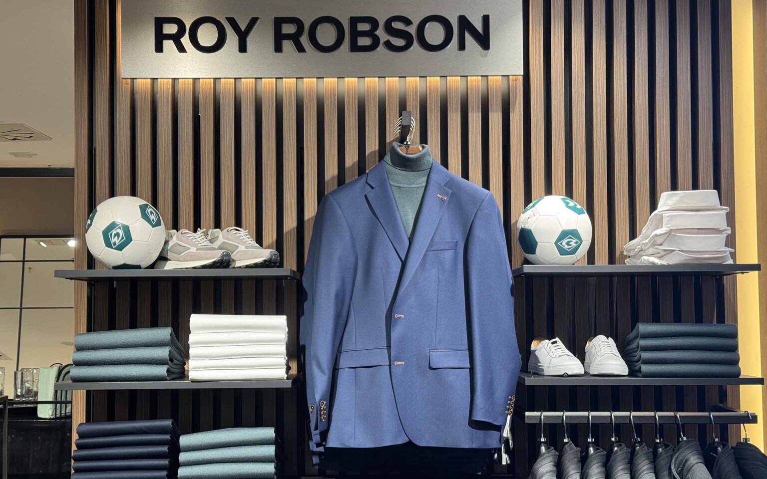 Regal mit Werder Bremen Produkten und Roy Robson Bekleidung