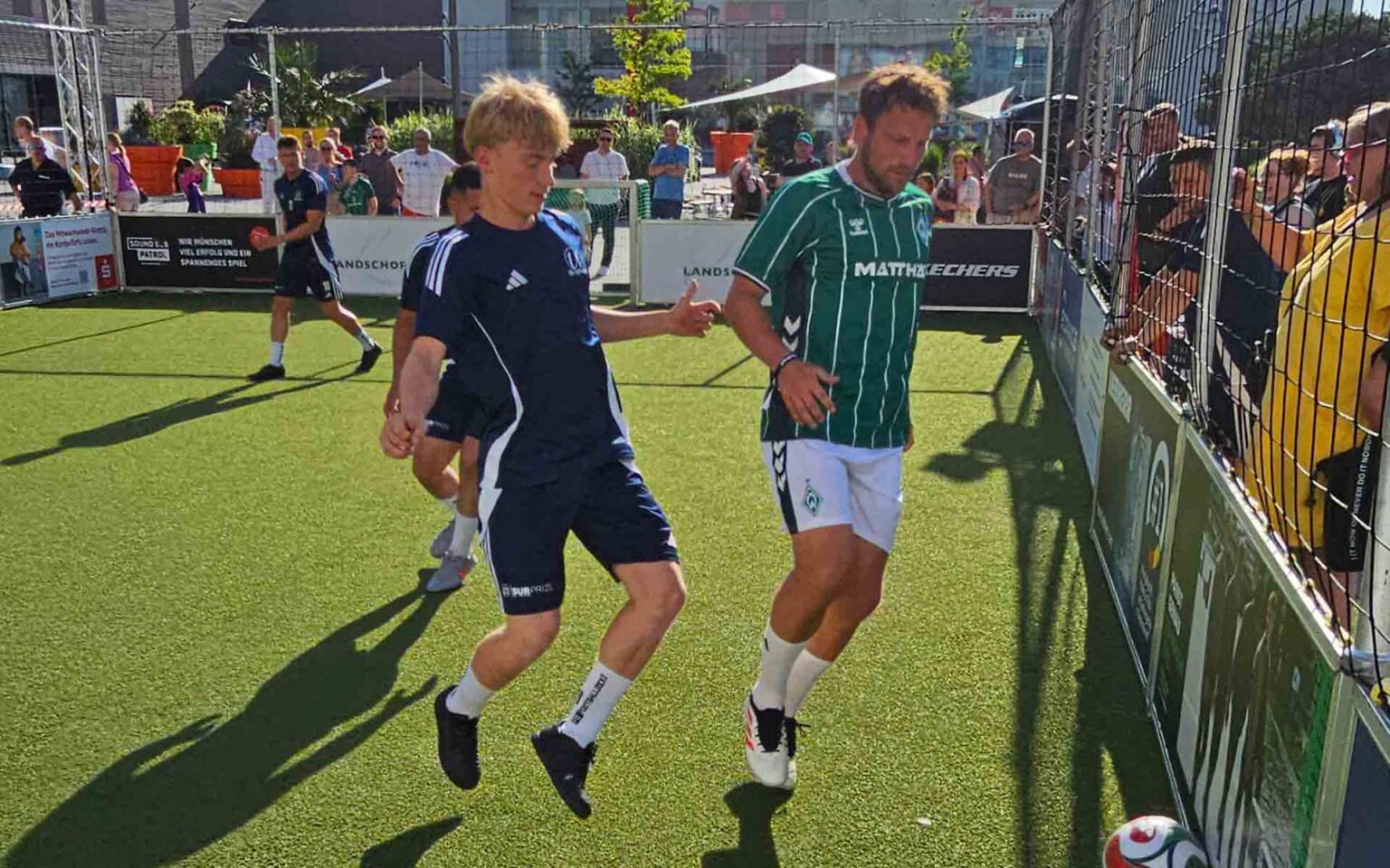 Zwei Fußballspieler kämpfen um den Ball