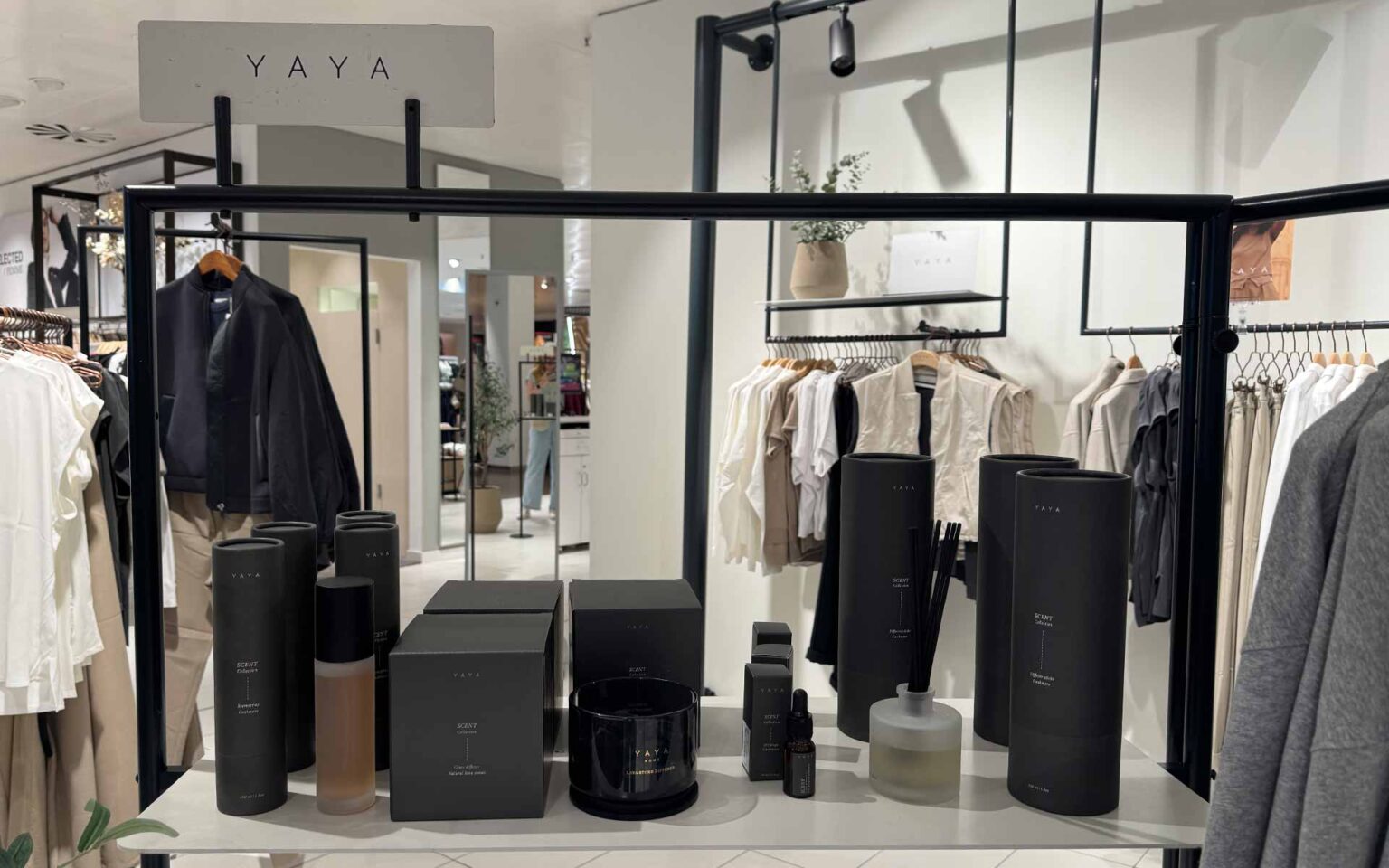 Raumdüfte und Kerzen von YAYA in schwarzem Design